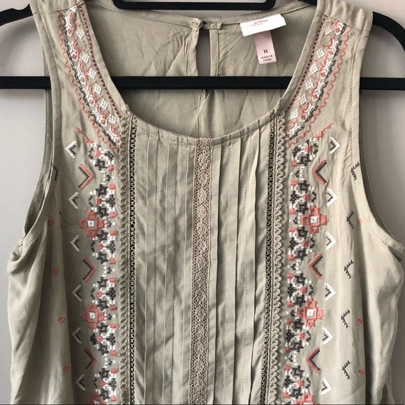 Like new! Olive green embroidered top - Picture 2 of 5